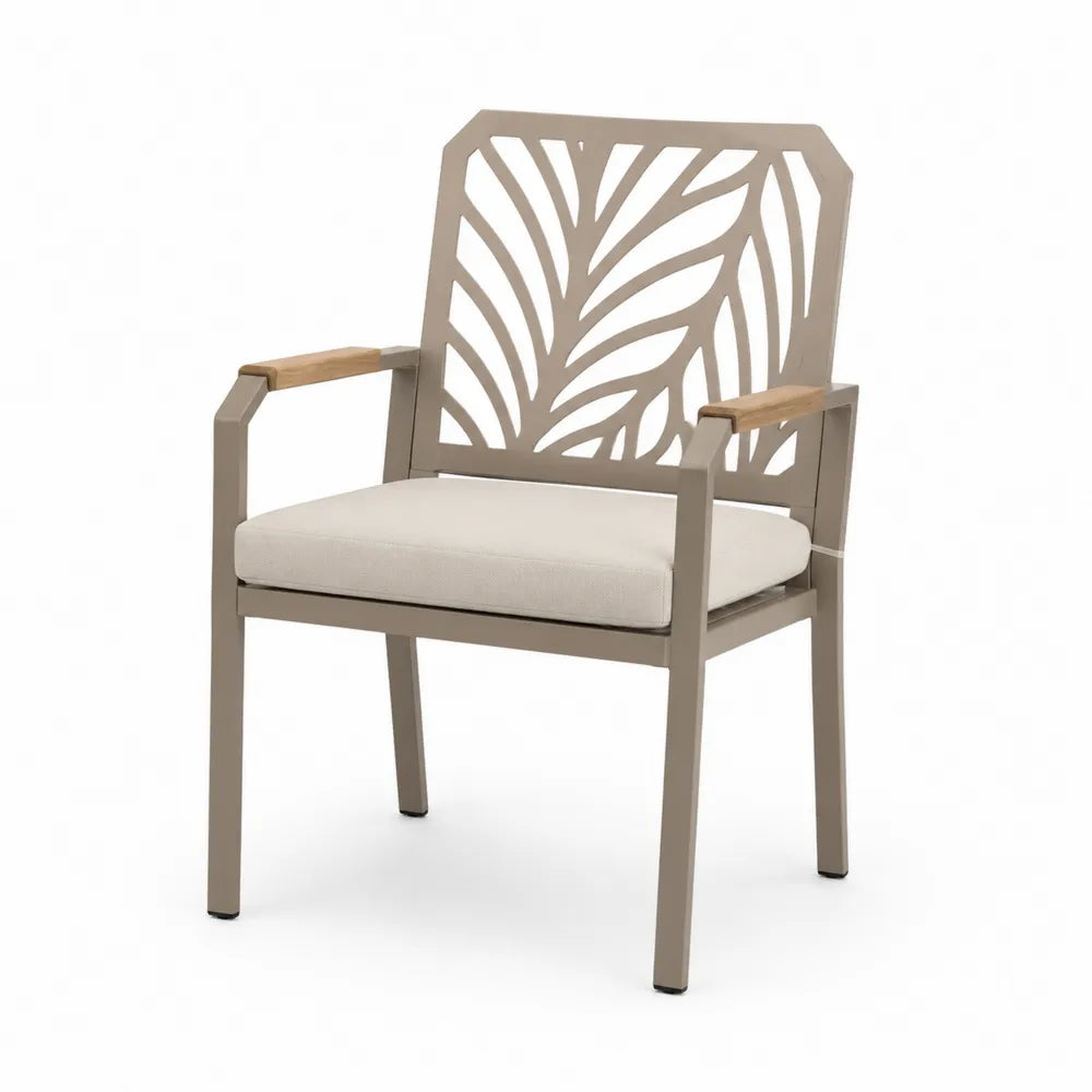 Silla de aluminio con cojín beige y reposabrazos de madera