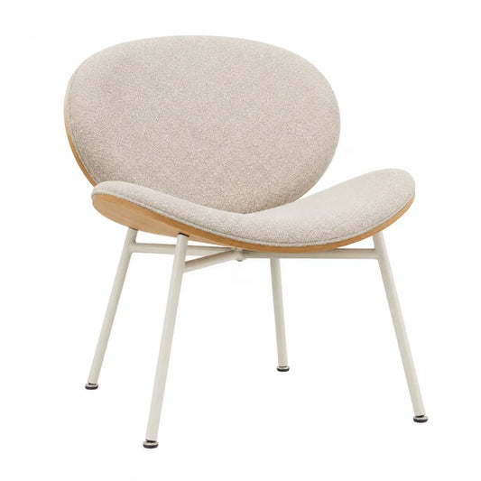 Silla tapizada beige con estructura de metal y madera contrachapada