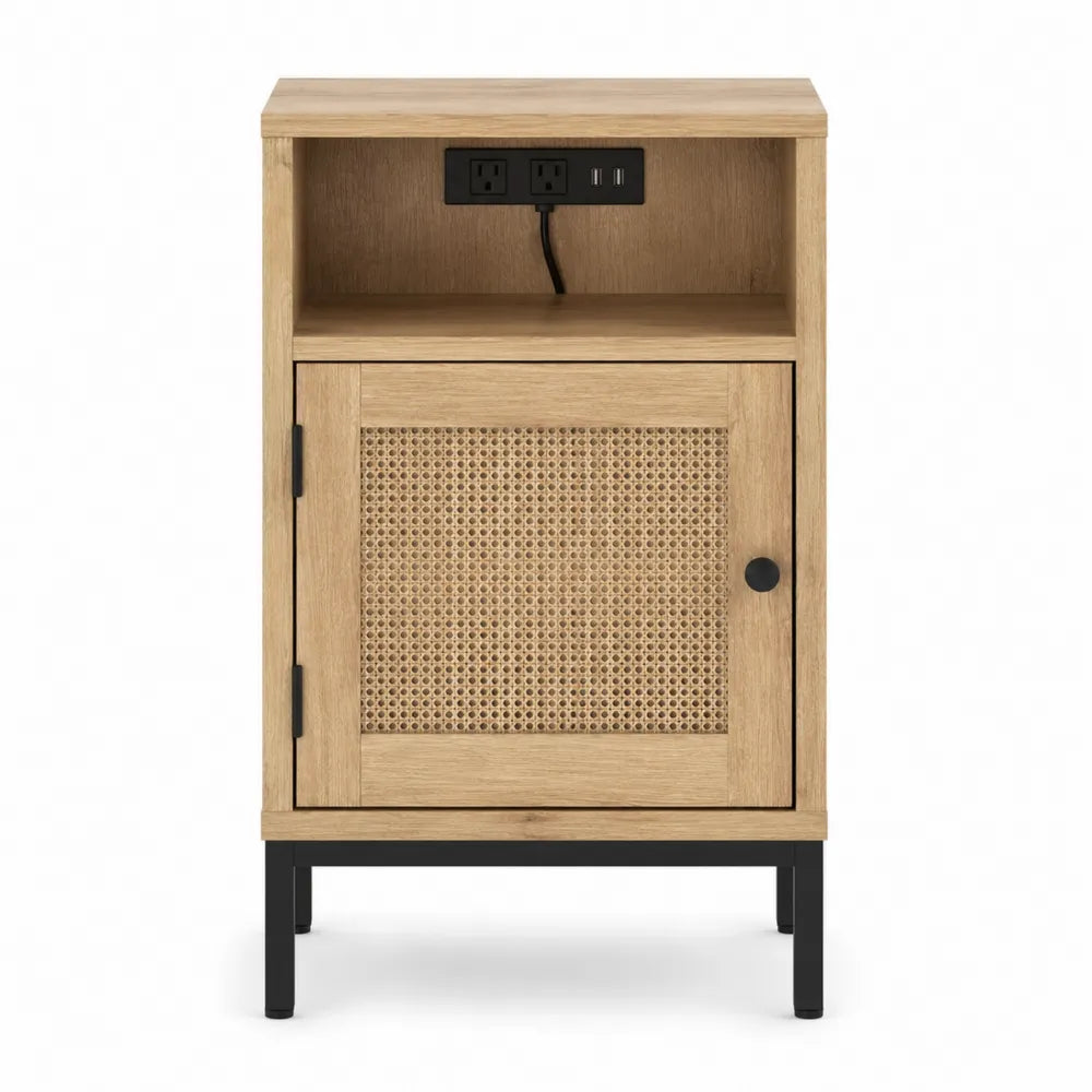 Mesa auxiliar de madera con puerta de ratán y enchufes