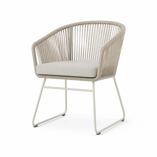 Silla de exterior con estructura de acero y cuerda beige