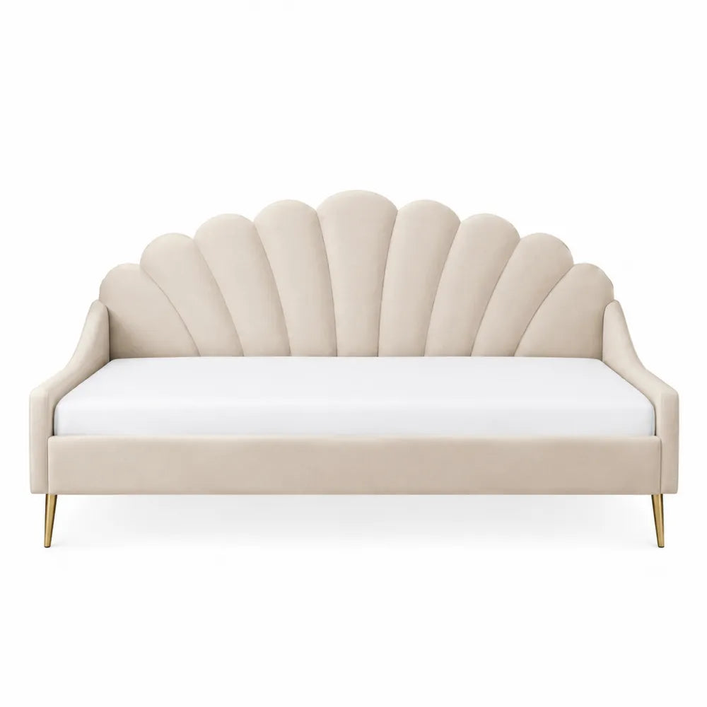Cama de terciopelo beige con cabecero en forma de concha